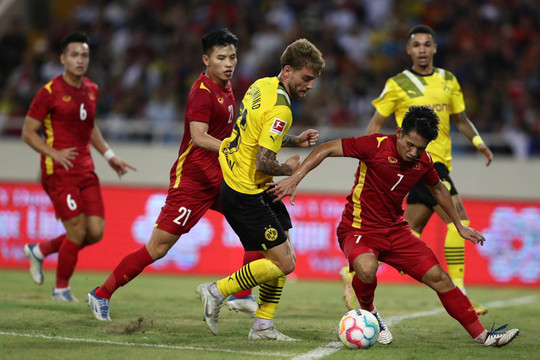 Tuyển Việt Nam đánh bại Dortmund với tỷ số 2-1