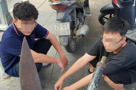 Hai thiếu niên giấu hung khí tự chế trong cốp xe máy