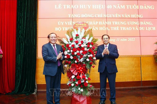 Trao tặng đồng chí Nguyễn Văn Hùng huy hiệu 40 năm tuổi Đảng