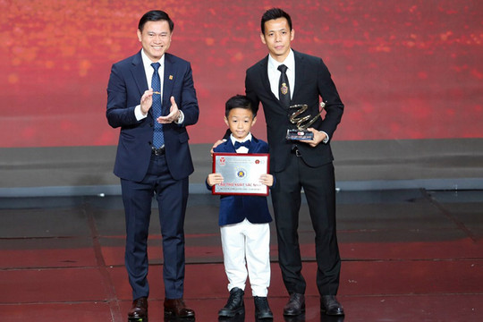 Tiền đạo Văn Quyết, Huấn luyện viên Chu Đình Nghiêm được vinh danh tại V-League Awards 2022