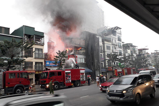 Hà Nội: Dập tắt đám cháy nhà dân trên phố Minh Khai
