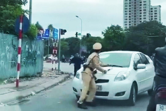 Nữ tài xế ô tô đâm thẳng vào Cảnh sát giao thông