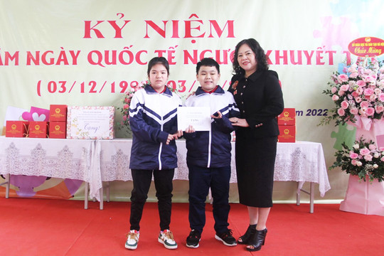 Bộ Giáo dục và Đào tạo tặng quà học sinh Trường Tiểu học Bình Minh