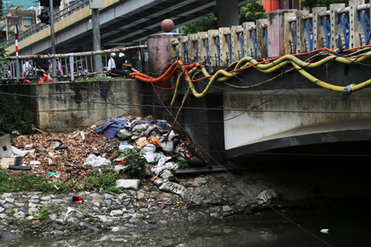 Tập kết rác thải bừa bãi tại cầu Thượng Đình