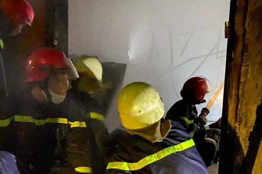 Cứu 4 người thoát khỏi đám cháy nhà ống ở trung tâm thành phố Hồ Chí Minh