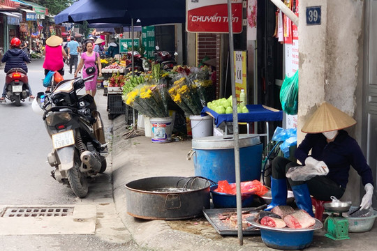 Tại phường Hoàng Văn Thụ, quận Hoàng Mai: Nhiều tuyến phố bị chiếm dụng vỉa hè, lòng, lề đường