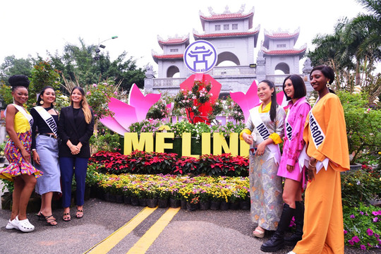 35 thí sinh cuộc thi Hoa hậu du lịch thế giới khoe sắc tại Lễ hội hoa Mê Linh