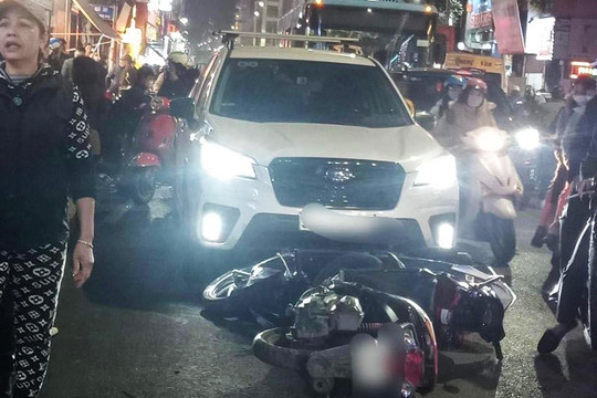 ''Ô tô điên'' đâm nhiều xe máy trên phố Bạch Mai