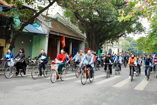 Gần 300 đại biểu Việt Nam và quốc tế đạp xe hữu nghị vì Hà Nội xanh
