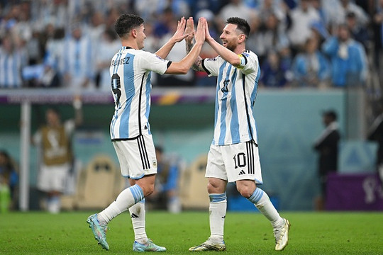 Messi thăng hoa, Argentina vào chung kết World Cup sau 8 năm
