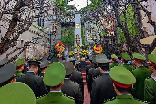 Thanh niên Công an Thủ đô dâng hương tại Đài tưởng niệm Khâm Thiên