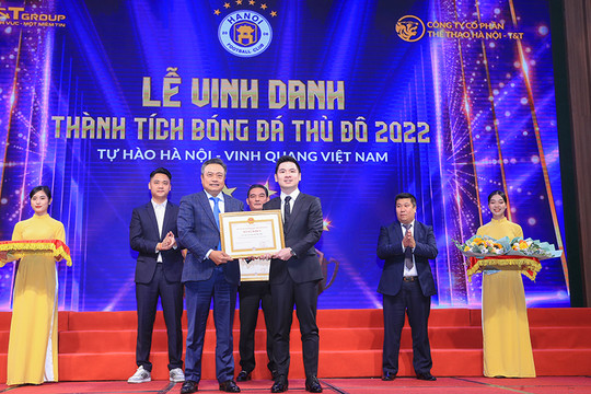 Hà Nội vinh danh thành tích bóng đá Thủ đô