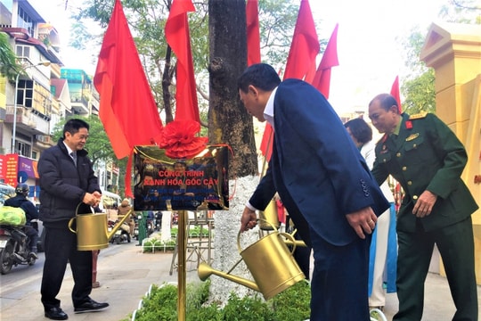 Gắn biển công trình "Xanh hóa gốc cây" chào mừng 50 năm chiến thắng “Hà Nội - Điện Biên Phủ trên không”