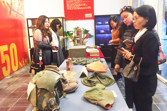Khai mạc trưng bày kỷ niệm 50 năm Điện Biên Phủ trên không tại phố cổ Hà Nội