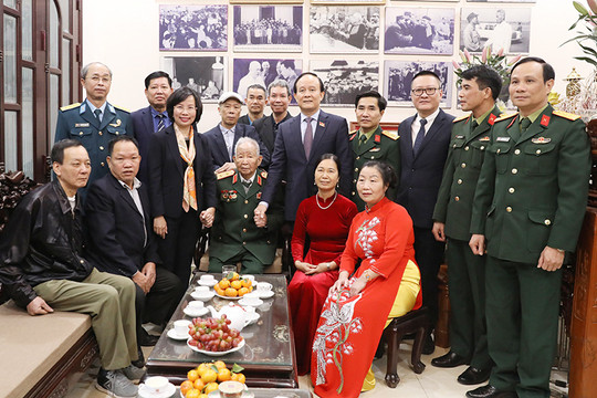 Đồng chí Nguyễn Ngọc Tuấn thăm các đơn vị, cá nhân nhân kỷ niệm 50 năm Chiến thắng Điện Biên Phủ trên không