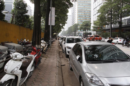 Nhiều vi phạm trật tự đô thị tại phường Dịch Vọng Hậu