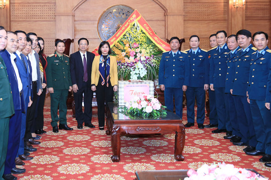 Lãnh đạo thành phố thăm các cơ quan, cá nhân nhân 50 năm Chiến thắng “Hà Nội - Điện Biên Phủ trên không”