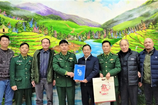 Báo Hànộimới thăm, tặng quà Đồn Biên phòng A Mú Sung (tỉnh Lào Cai)
