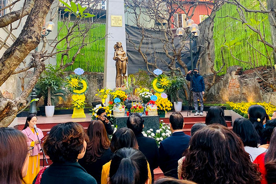 Dâng hoa, dâng hương tại Đài tưởng niệm Khâm Thiên