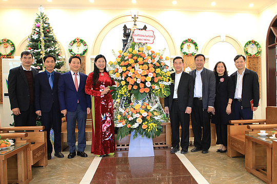Chủ tịch Ủy ban Mặt trận Tổ quốc Việt Nam thành phố thăm, chúc mừng Giáo phận Hưng Hóa
