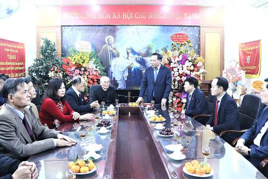 Đồng chí Nguyễn Văn Phong chúc mừng Ủy ban Đoàn kết Công giáo thành phố dịp lễ Giáng sinh
