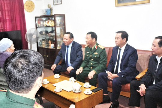 Phó Bí thư Thành ủy Nguyễn Văn Phong thăm, tặng quà cá nhân tiêu biểu, gia đình liệt sĩ quận Ba Đình