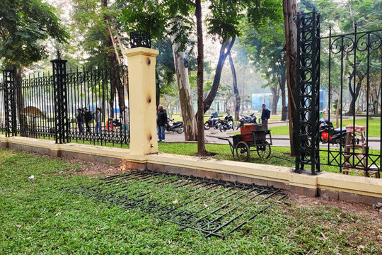 Hà Nội: Bắt đầu hạ thấp hàng rào Công viên Thống Nhất
