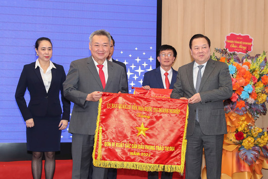 Tổng công ty Điện lực thành phố Hồ Chí Minh đón nhận Cờ thi đua xuất sắc năm 2022