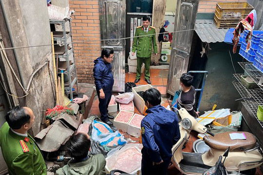 Thu giữ nửa tấn nầm lợn bốc mùi gần chợ Đồng Xuân