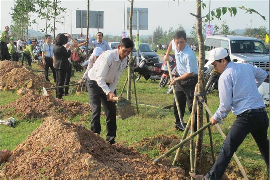 Động viên các cấp, ngành, nhân dân tích cực trồng cây, trồng rừng