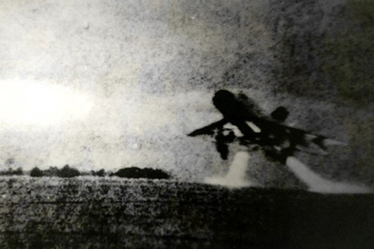 Ngày 27-12-1972: Lần đầu tiên B-52 bị MiG-21 bắn rơi