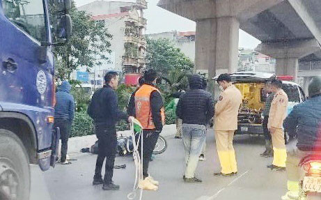 Hà Nội: Va chạm với xe bồn chở xăng trên đường Nguyễn Trãi khiến 2 người nguy kịch