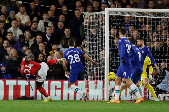 Chelsea gây thất vọng trước đối thủ đứng thứ 19