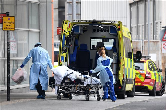 Hệ thống y tế quá tải làm gia tăng các ca tử vong tại Anh