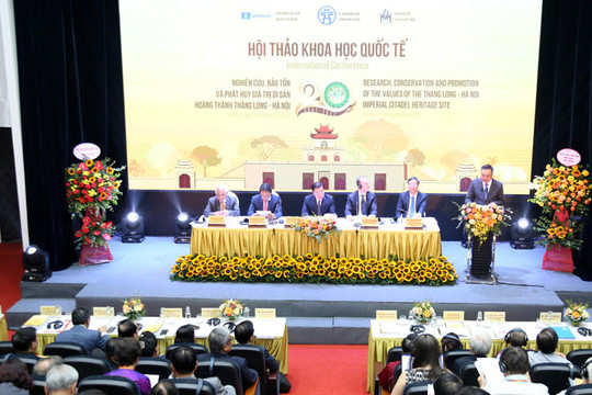 Khen thưởng về tổ chức Hội thảo phát huy giá trị di sản Hoàng thành Thăng Long - Hà Nội
