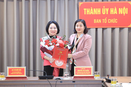 Phó Bí thư Thường trực Thành ủy Nguyễn Thị Tuyến trao quyết định cán bộ tại Ban Tổ chức Thành ủy