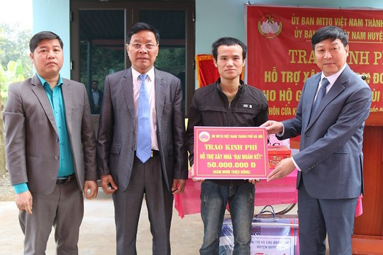 Trao nhà Đại đoàn kết và tặng quà Tết hộ nghèo ở huyện Quốc Oai