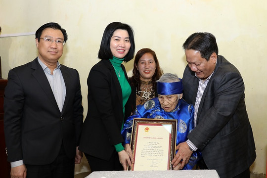 Phó Chủ tịch Thường trực HĐND thành phố Phùng Thị Hồng Hà chúc Tết gia đình chính sách