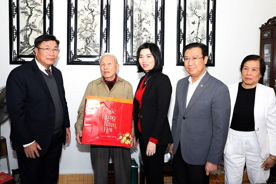 Đồng chí Phùng Thị Hồng Hà tặng quà gia đình chính sách quận Hoàng Mai