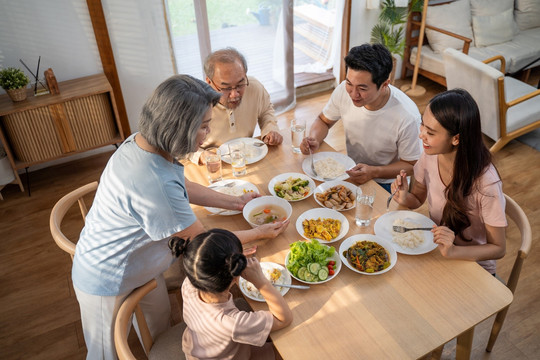 Những bữa cơm tất niên nhắc nhẹ “bạn là cả thế giới” với gia đình