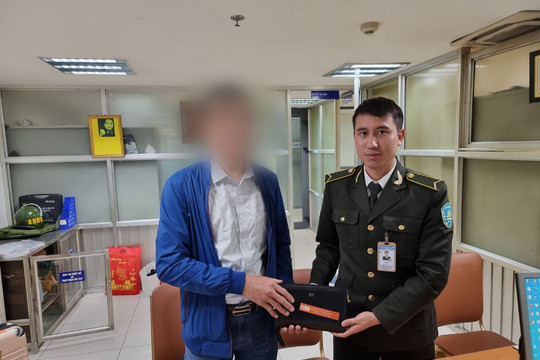 Nhân viên an ninh hàng không Nội Bài trao trả 130 triệu đồng cho hành khách bỏ quên