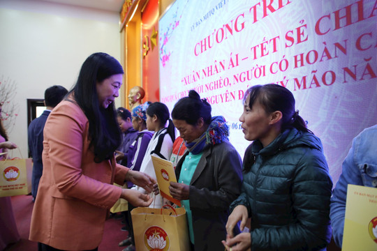 Tặng quà 100 hộ khó khăn của huyện Sóc Sơn tại chương trình ''Xuân nhân ái - Tết sẻ chia''