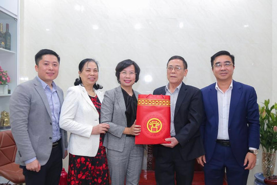 Bí thư Quận ủy Thanh Xuân Bùi Huyền Mai thăm, tặng quà Tết gia đình có công tiêu biểu