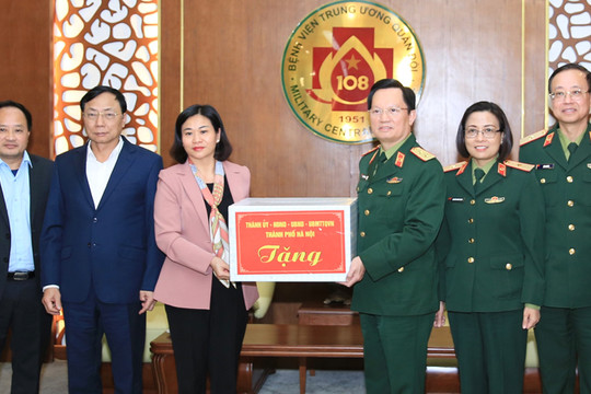 Phó Bí thư Thường trực Thành ủy Nguyễn Thị Tuyến thăm chúc mừng cán bộ, chiến sĩ Bệnh viện Trung ương Quân đội 108