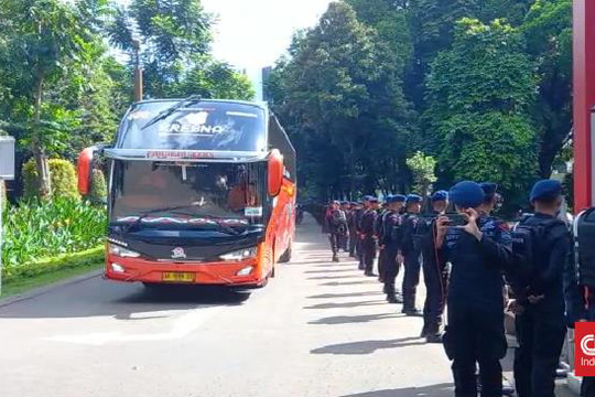 Cảnh sát Indonesia hộ tống xe chở tuyển Việt Nam đến sân Bung Karno