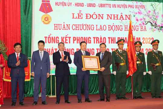 Huyện Phú Xuyên đón nhận Huân chương Lao động hạng Ba