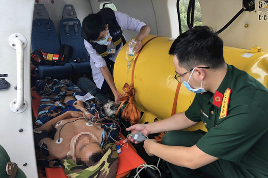 Cấp cứu một bệnh nhân từ đảo Sơn Ca về đất liền