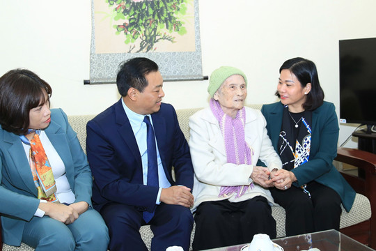 Phó Bí thư Thường trực Thành ủy Nguyễn Thị Tuyến thăm, tặng quà gia đình chính sách quận Hai Bà Trưng
