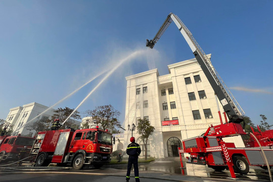 Hiệp đồng nhiều đơn vị thực tập chữa cháy và cứu hộ tại Trường đại học VinUni