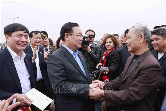 Chủ tịch Quốc hội Vương Đình Huệ thăm, chúc Tết ngư dân tỉnh Quảng Bình